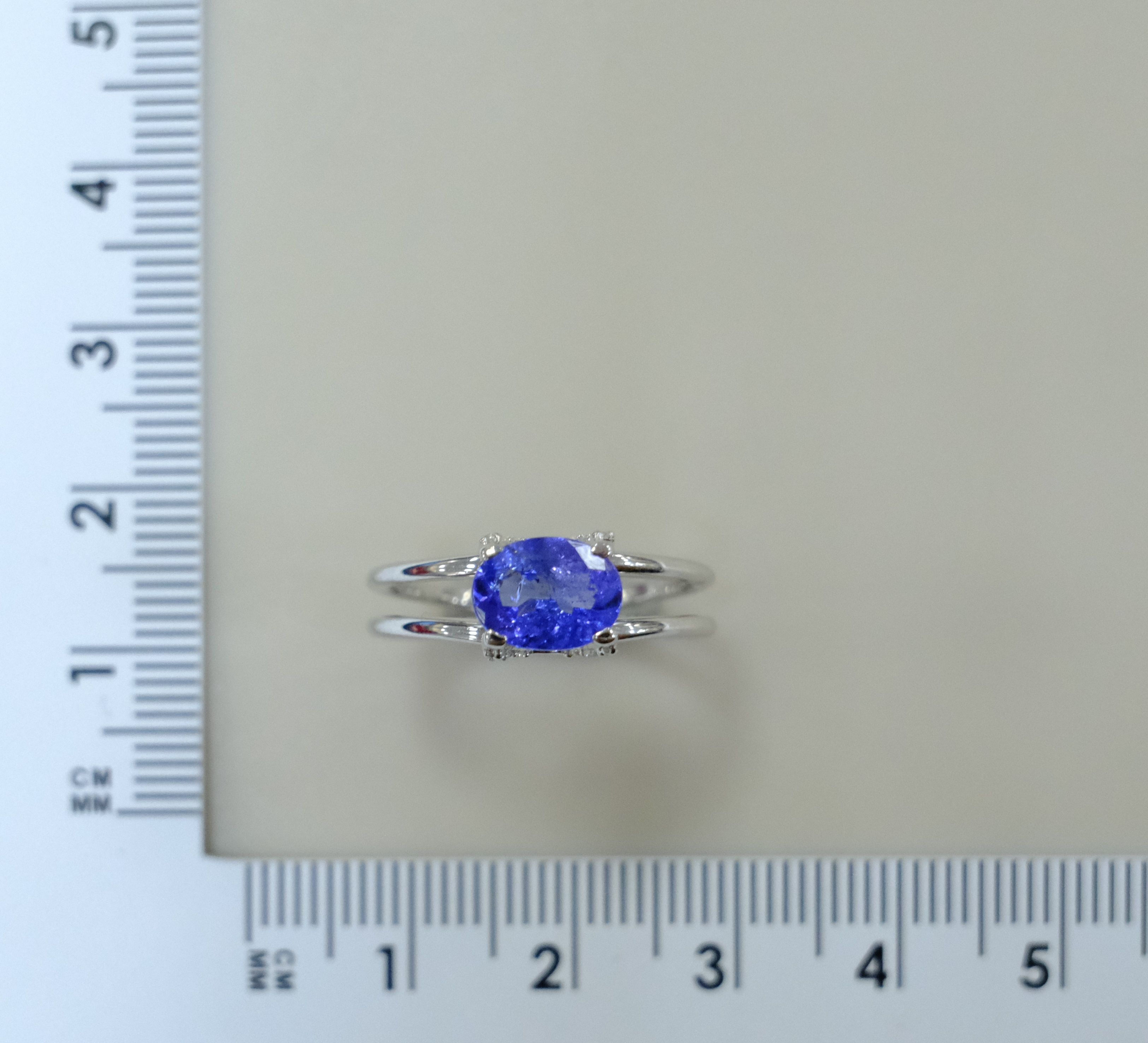 Серебряное кольцо с танзанитом